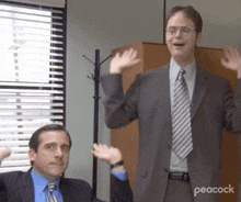 Personagens da série The Office fazendo uma dancinha de comemoraçnao